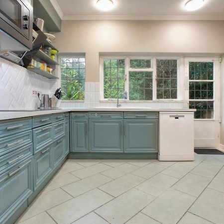 Coach House Villa Woking Dış mekan fotoğraf