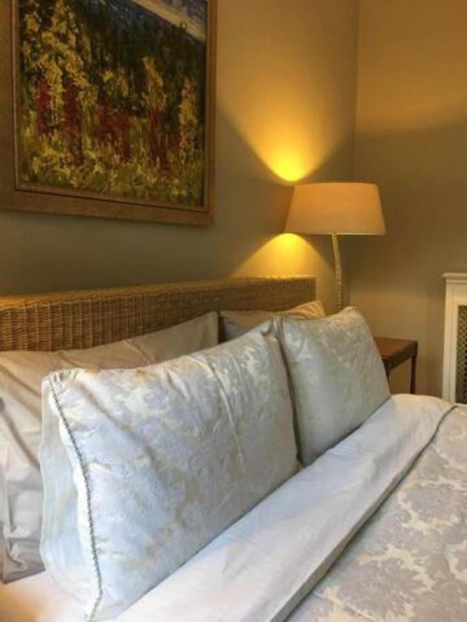 Coach House Villa Woking Dış mekan fotoğraf
