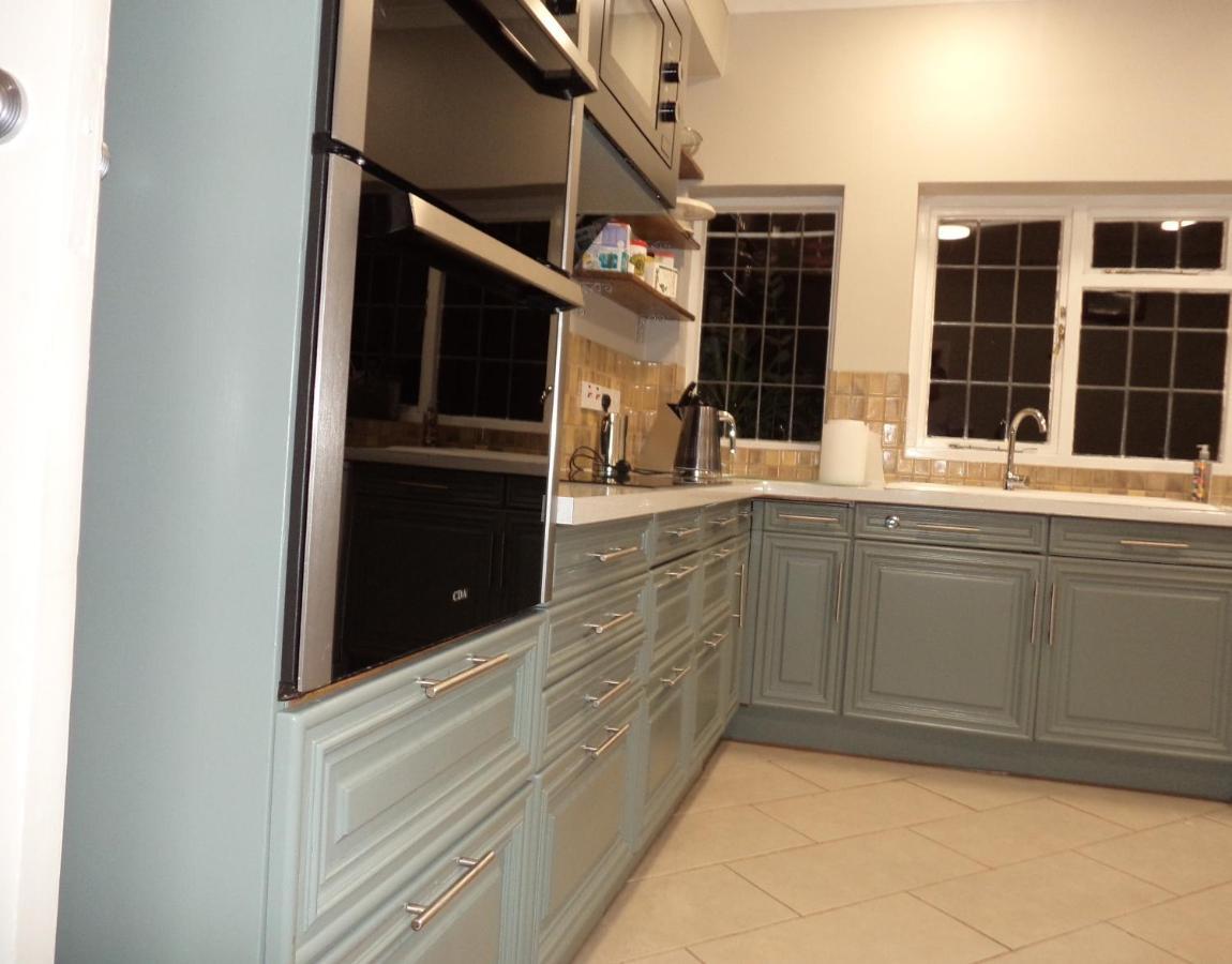 Coach House Villa Woking Dış mekan fotoğraf
