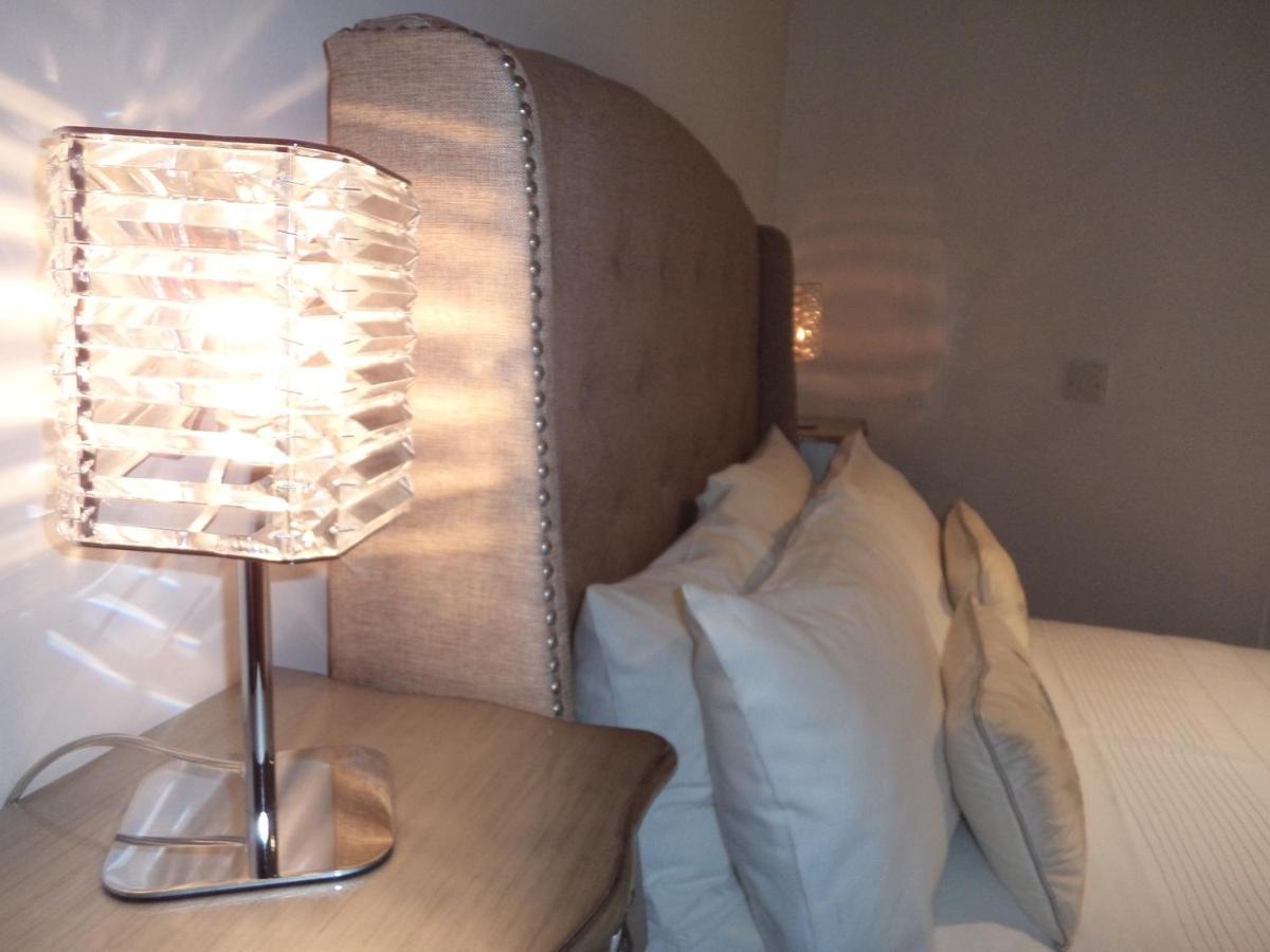 Coach House Villa Woking Dış mekan fotoğraf