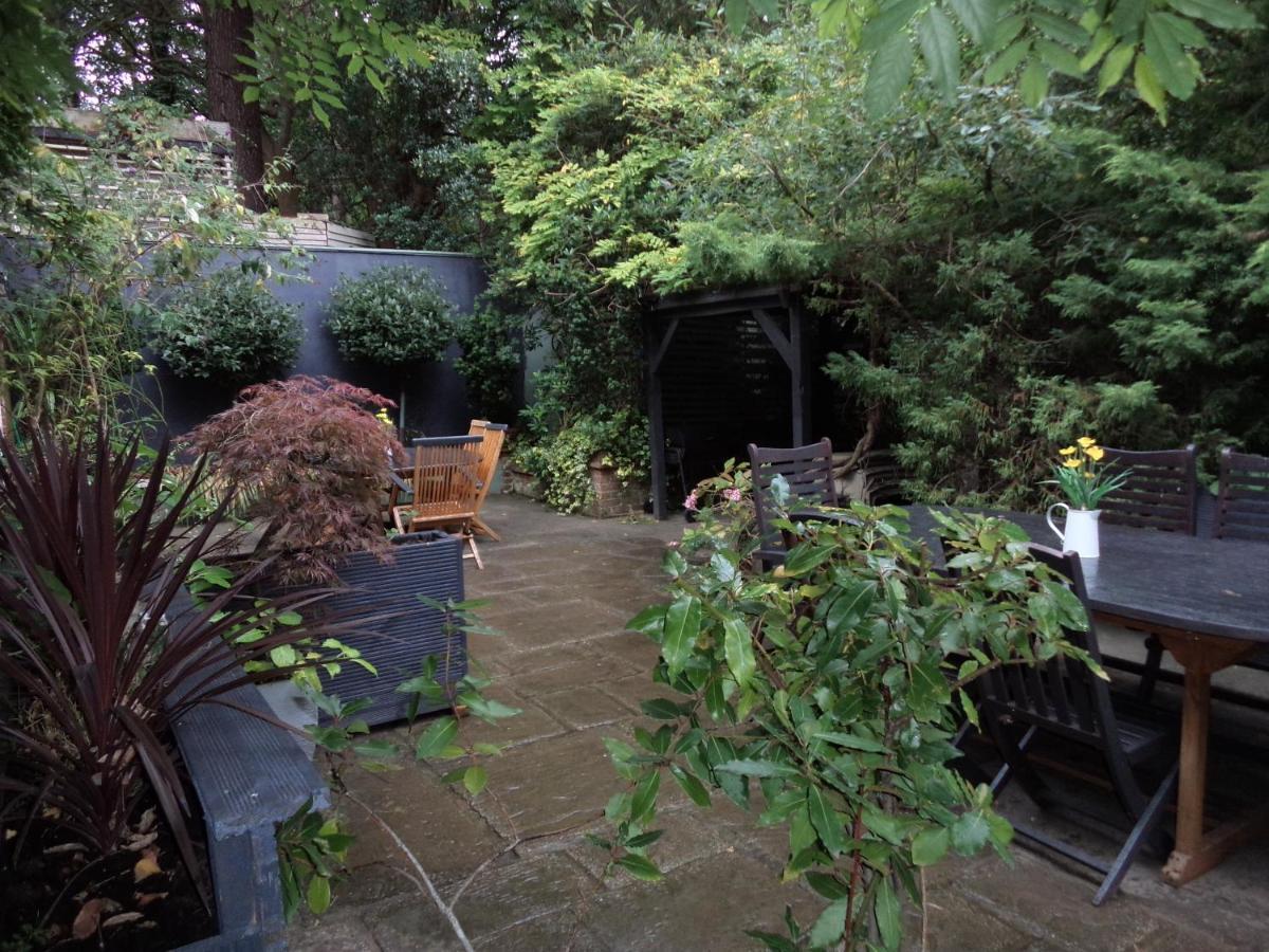 Coach House Villa Woking Dış mekan fotoğraf