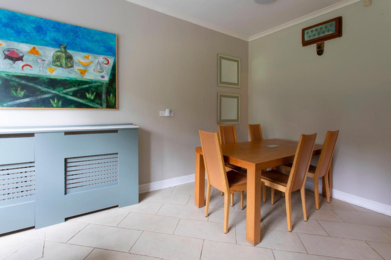Coach House Villa Woking Dış mekan fotoğraf